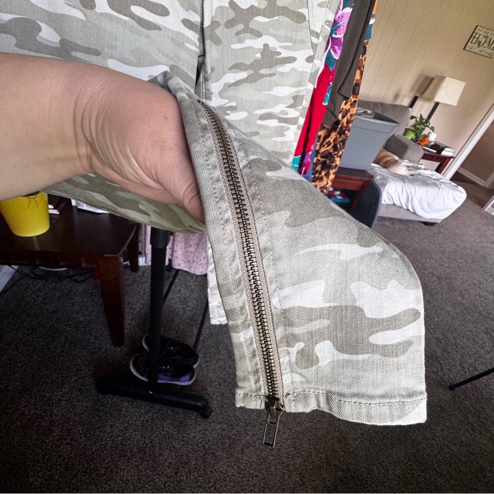 Skinny Girl Light Camo Jeans - Picture 6 of 9